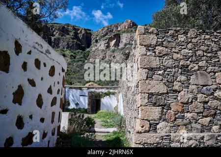 Ein Wanderblick auf die Caldera de Bandama mit Gebäuden im Vordergrund auf den Kanarischen Inseln, Spanien Stockfoto