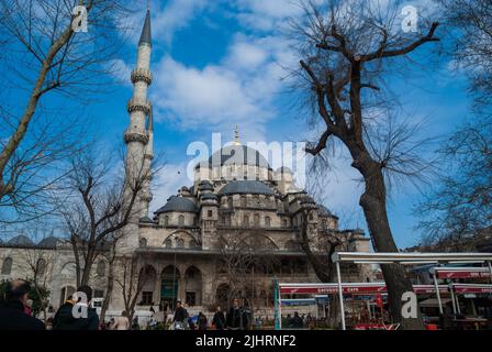 Istanbul, Türkei 3. November 2009 Eminonu-Platz. Neue Yeni Cami Moschee, ursprünglich Sultan Valide Moschee genannt. Stockfoto