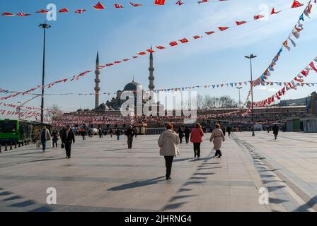 Istanbul, Türkei 3. November 2009 Beyazit Moschee und Platz in Istanbul Menschen, die auf dem Platz spazieren und den wolkenlosen Himmel sehen Stockfoto