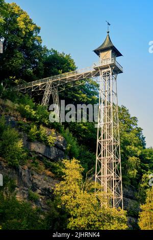 Freistehender Aufzug aus dem 19.. Jahrhundert, der Touristen in die Berge des Elbsandsteingebirges in Bad Schandau bringt Stockfoto