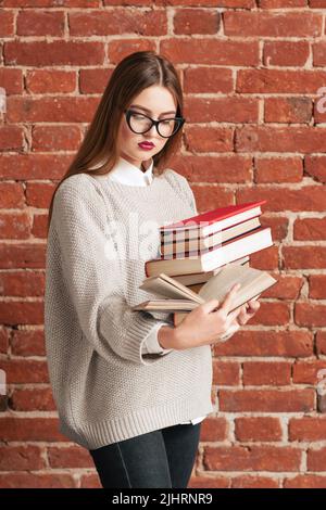 Beschäftigt Mädchen Student beim Lesen beim Gehen Stockfoto