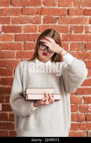 Stress Mädchen mit Büchern etwas wichtiges vergessen Stockfoto