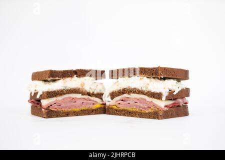 Nahaufnahme von zwei Sandwiches mit Reis, Gemüse und Fleisch isoliert auf weißem Hintergrund Stockfoto