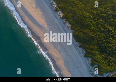 Luftaufnahme eines Strandes im Norden Portugals bei Sonnenaufgang Stockfoto