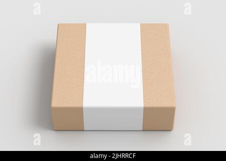 Quadratische Schachtel mit leerem Papierumschlag-Etikett: Geschenkbox aus Karton auf weißem Hintergrund. Vorderansicht Stockfoto