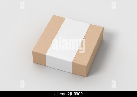 Quadratische Schachtel mit leerem Papierumschlag-Etikett: Geschenkbox aus Karton auf weißem Hintergrund. Seitenansicht Stockfoto