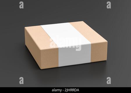 Quadratische Schachtel mit leerem Papierumschlag: Geschenkbox aus Karton auf schwarzem Hintergrund. Seitenansicht Stockfoto