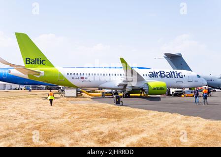Air Baltic Airbus A220 -300 YL-ABJ auf der Farnborough International Airshow 2022. Entwickelt aus der Bombardier C-Serie Stockfoto
