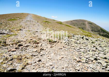 Gelände, das auf dem Weg von Wanderern auf den Spuren getragen wird. El Moncayo oder San Miguel ist ein Berg im iberischen System zwischen den Provinzen von Zaragoza Stockfoto