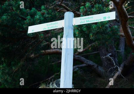 Informationspost der Routen. El Moncayo oder San Miguel ist ein Berg im iberischen System zwischen den Provinzen Zaragoza und Soria. Mit Stockfoto