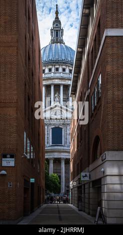 London, Großbritannien, Juli 2022, Blick auf die St. Paul's Cathedral zwischen zwei Gebäuden