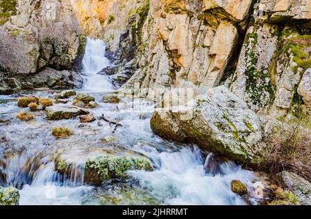 Cascadas del Purgatorio - El Purgatorio fällt. In der Nähe des Nationalparks Sierra de Guadarrama. Rascafría, Comunidad de Madrid, Spanien, Europa Stockfoto