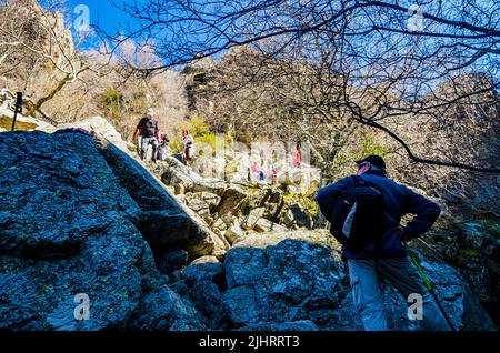 Wanderer neben den Fegefeuer-Fällen - Cascadas del Purgatorio. In der Nähe des Nationalparks Sierra de Guadarrama. Rascafría, Comunidad de Madrid, Spanien, Euro Stockfoto