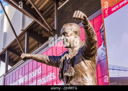 Die Statue von Bill Shankly, Liverpool Football Club Manager 1959-1974, errichtet 1997, außerhalb des Kop in Anfield. Anfield, Liverpool, Merseyside, La Stockfoto