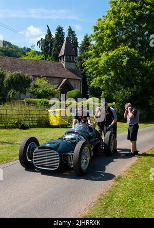 v16 BRM Erholung beginnt neben der Pfarrkirche, Shelsley Walsh Classic Nostalgia, 16.. Juli 2022. Stockfoto