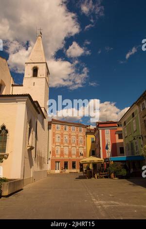 Izola, Slowenien - 8.. Juli 2022. Ein Platz im historischen Zentrum von Izola. Die Kirche der Heiligen Marije Alietske, auch Heilige Maria von Alieto genannt, ist übrig geblieben Stockfoto