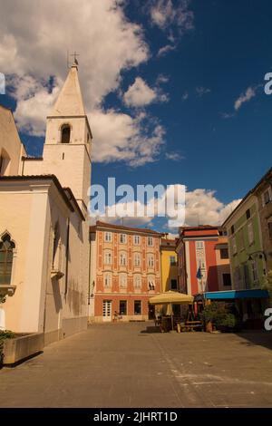 Izola, Slowenien - 8.. Juli 2022. Ein Platz im historischen Zentrum von Izola. Die Kirche der Heiligen Marije Alietske, auch Heilige Maria von Alieto genannt, ist übrig geblieben Stockfoto