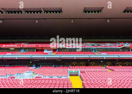 Rote Stühle in den Anfield-Ständen. Anfield ist ein Fußballstadion in Anfield, Liverpool, Merseyside, England, das eine Sitzkapazität von 53.394 mA hat Stockfoto