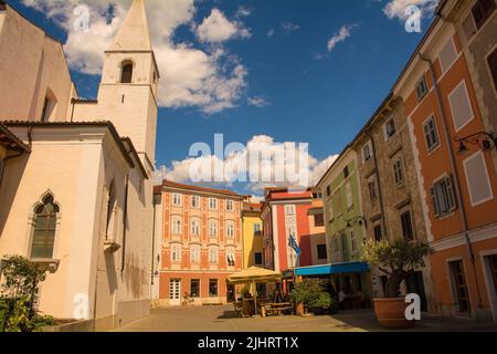 Izola, Slowenien - 8.. Juli 2022. Ein Platz im historischen Zentrum von Izola. Die Kirche der Heiligen Marije Alietske, auch Heilige Maria von Alieto genannt, ist übrig geblieben Stockfoto