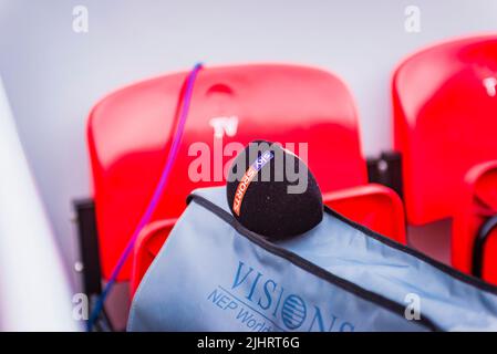 Sitzplatz reserviert für die Medien. Rote Stühle in den Anfield-Ständen. Anfield ist ein Fußballstadion in Anfield, Liverpool, Merseyside, England, das eine s hat Stockfoto