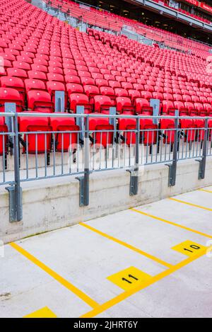 Einrichtungen für behinderte Menschen. Rote Stühle in den Anfield-Ständen. Anfield ist ein Fußballstadion in Anfield, Liverpool, Merseyside, England, das h Stockfoto