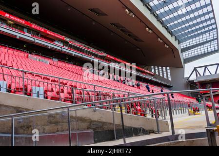 Rote Stühle in den Anfield-Ständen. Anfield ist ein Fußballstadion in Anfield, Liverpool, Merseyside, England, das eine Sitzkapazität von 53.394 mA hat Stockfoto