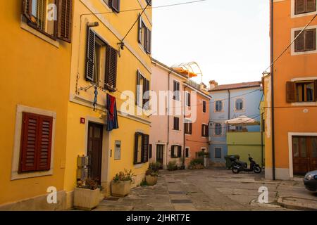 Izola, Slowenien - 10.. Juli 2022. Ein ruhiger Wohnplatz im historischen Zentrum von Izola an der Küste Sloweniens Stockfoto