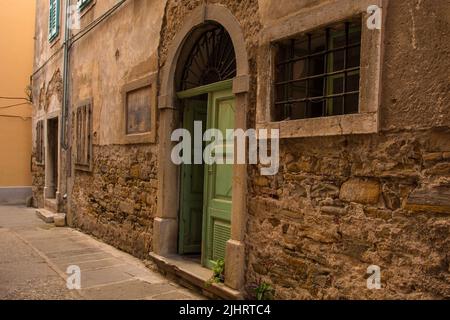 Eine ruhige Wohnstraße im mittelalterlichen Zentrum von Izola, Slowenien Stockfoto