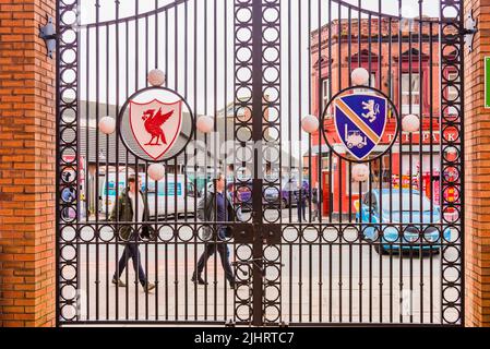 Das Paisley Gateway wurde 1999 außerhalb des Kop als Hommage an den ehemaligen Manager Bob Paisley errichtet. Es enthält eine Darstellung der drei europäischen Kelche Stockfoto