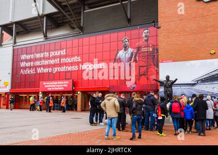 Fans des FC Liverpool neben der Bill Shankly-Statue im Anfield Stadium. Anfield, Liverpool, Merseyside, Lancashire, England, Vereinigtes Königreich Stockfoto