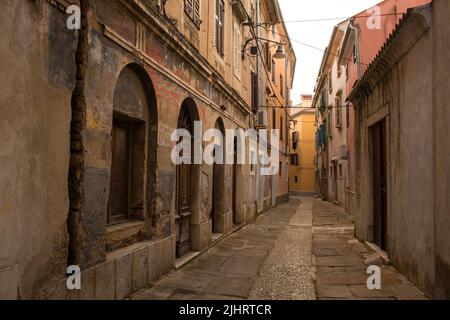 Eine ruhige Wohnstraße im mittelalterlichen Zentrum von Izola, Slowenien Stockfoto