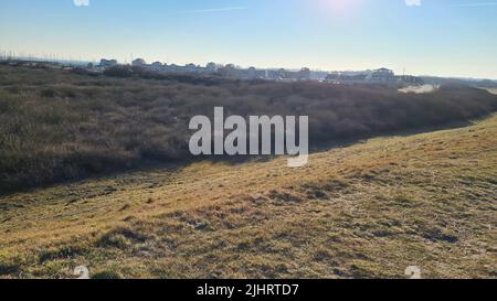 Blick auf den Ferienort Port Zelande und seine Umgebung auf den See und die Dünen unter einem teilweise blauen Himmel Stockfoto