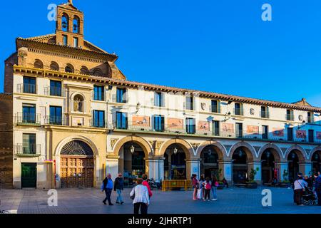 Kirche Santa María La Mayor, 16. Jahrhundert, Gotik-Renaissance-Tempel, und Plaza Nueva - Neuer Platz, o Plaza de los Fueros. Tudela, Navarra, Spanien, Stockfoto