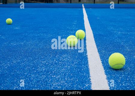Leuchtend blaue Tennis-, Paddle- oder Pickleball-Court Nahaufnahme der Service-Linie im Freien. Selektiver Fokus Stockfoto
