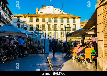 Lebhafte Terrassen auf der Plaza Nueva - New Square, auf der Plaza de los Fueros und seinem Bandstand. Tudela, Navarra, Spanien, Europa Stockfoto