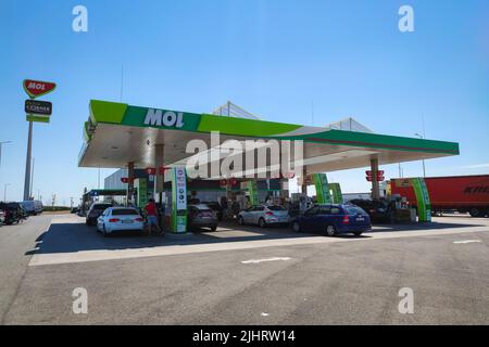 Neue Tankstelle des ungarischen Öl- und Gasunternehmens „MOL“ entlang der Autobahn. Stockfoto
