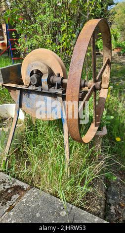 Altes Schleifen Schärfen Wetzstein Handrad im Landhaus Garten close-up Stockfoto