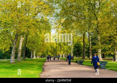 Kensington Gardens, einst die privaten Gärten des Kensington Palace, gehören zu den Royal Parks von London. Die Gärten werden von der Stadt Westmins geteilt Stockfoto