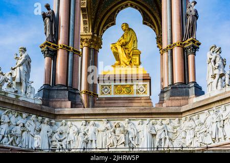 Detail mit der goldenen Statue von Prinz Albert. Verzierte Baldachin. Das Albert Memorial, direkt nördlich der Royal Albert Hall in Kensington Gardens, Lon Stockfoto