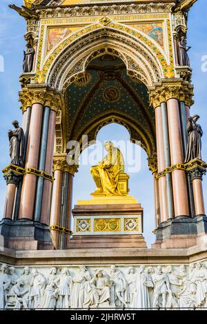 Detail mit der goldenen Statue von Prinz Albert. Verzierte Baldachin. Das Albert Memorial, direkt nördlich der Royal Albert Hall in Kensington Gardens, Lon Stockfoto