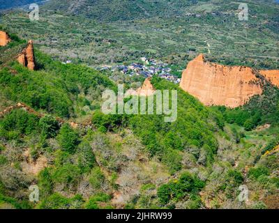 Das Dorf Las Médulas mit seinen Schiefersteinfassungen, in der Nähe der Minen. Las Médulas ist ein historisches Goldbergbaugebiet in der Nähe der Stadt Ponferrada in t Stockfoto