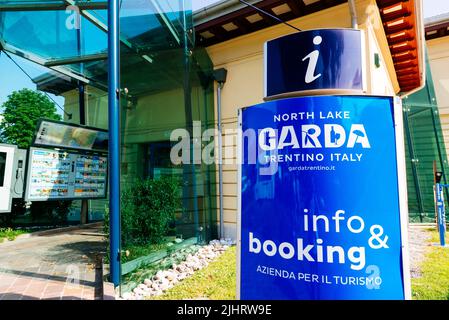 Tourismusbüro. Riva del Garda, Provinz Trient,Trentino, Trentino-Südtirol,Südtirol, Italien, Europa Stockfoto