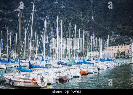 Yachten im Hafen. Riva del Garda, Provinz Trient,Trentino, Trentino-Südtirol,Südtirol, Italien, Europa Stockfoto