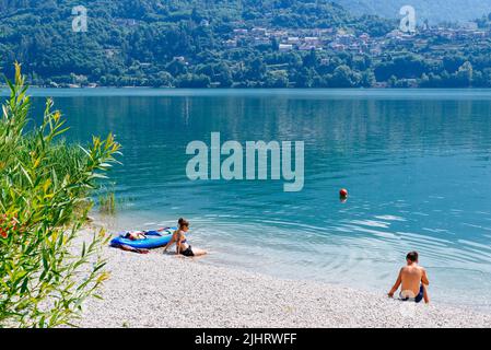 Der ruhige Strand in San Cristoforo al Lago. San Cristoforo al Lago ist ein Dorf der Gemeinde Pergine Valsugana. Lago di Caldonazzo ist ein See Stockfoto