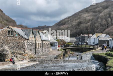 Eine malerische Aussicht auf Boscastle, ein Dorf und Fischerhafen an der Nordküste von Cornwall, England Stockfoto