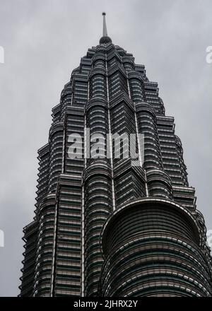 Eine vertikale Aufnahme eines der Petronas Twin Towers in Kuala Lumpur, Malaysia Stockfoto