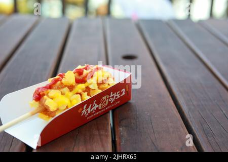 Nahaufnahme eines koreanischen Maishundes mit Pommes in Busan Stockfoto