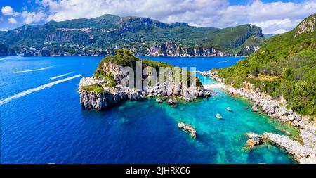 Korfu Insel, Griechenland . Luftdrohnen-Ansicht des schönen Doppelstrandes mit türkisfarbenem klarem Wasser Limni Strand Glyko in der Nähe von Paleokastritsa Stockfoto