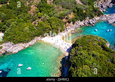 Korfu Insel, Griechenland . Luftaufnahme des schönen Doppelstrandes mit türkisfarbenem klarem Wasser Limni Strand Glyko in der Nähe von Paleokastritsa Stockfoto