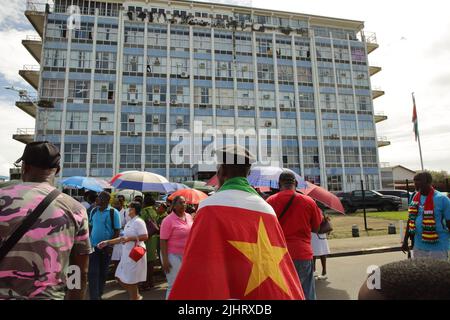 2022-07-20 09:56:39 der Protest gegen die Politik der Regierung von Surinam-Santokhi beginnt am 3. Tag vor dem Kabinett des Vizepräsidenten am Mittwoch, 20. Juli 2022, Paramaribo, Suriname. ANP/Ranu Abhelakh niederlande Out - belgien Out Stockfoto